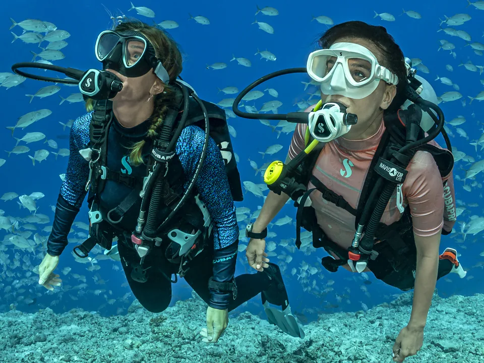 Zwei Taucherinnen mit SCUBAPRO Ausrüstung unter Wasser