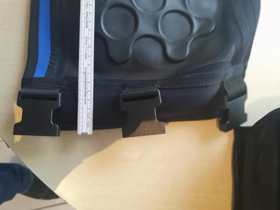 Technisches Detail einer Reparatur an Tauchausrüstung